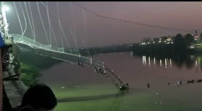 Más de 60 muertos deja colapso de un puente colgante en la India