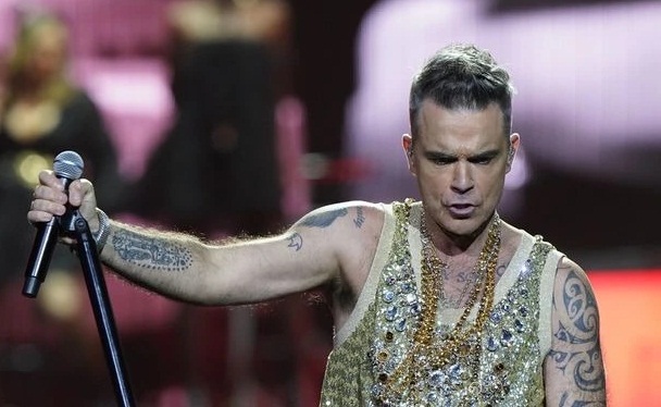 Robbie Williams detiene un concierto cuando una fan se quedó en topless