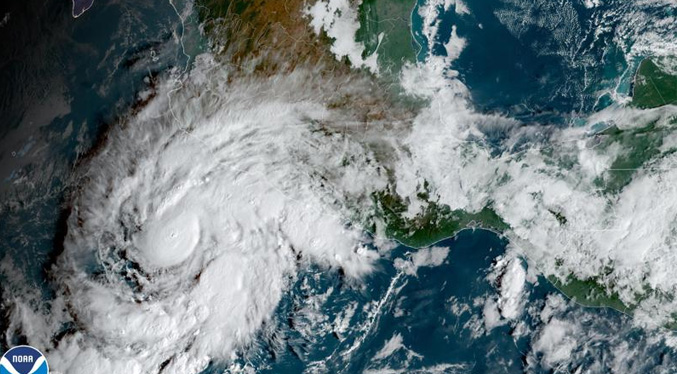 Roslyn crece a huracán categoría 4, rumbo a costa mexicana