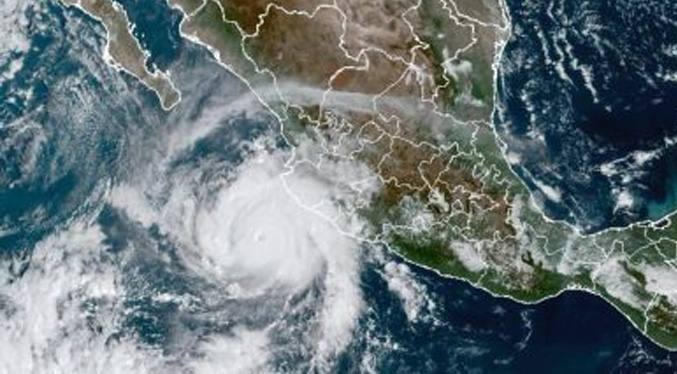 Roslyn toca tierra en Pacífico mexicano como huracán categoría 3 (Video)