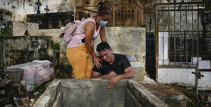 Sobrevivientes de deslizamiento de tierra en Venezuela entierran muertos y buscan desaparecidos