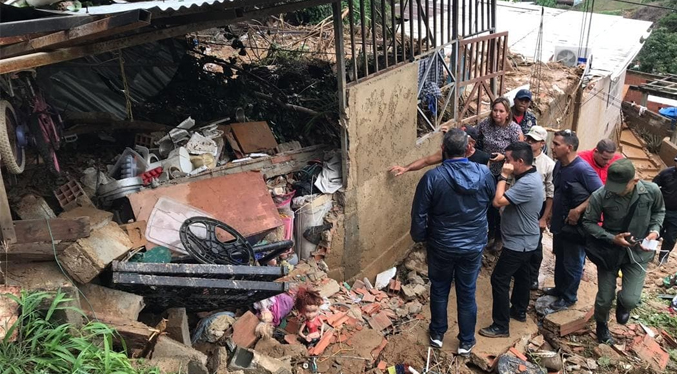 Fallecen madre y sus dos hijos en alud provocado por lluvias en la Guaira