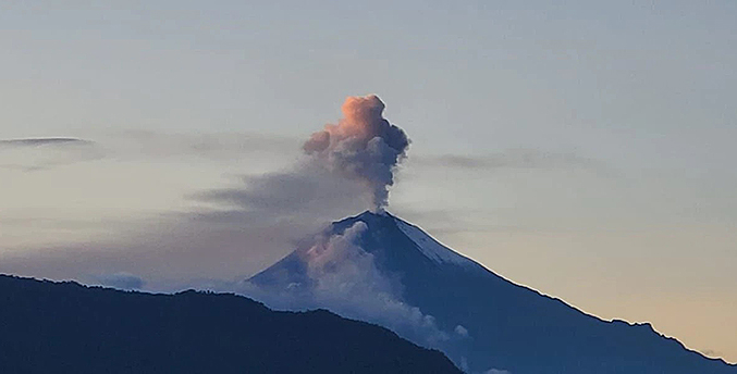 Advierten posible caída de ceniza volcánica en cinco provincias de Ecuador