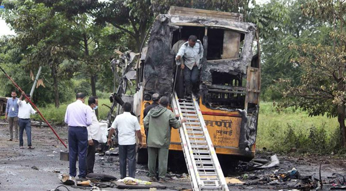 Un autobús se incendia en India; hay 12 muertos y 43 heridos