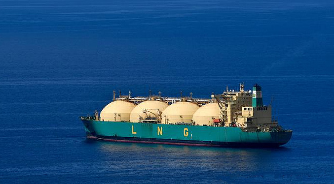 Atasco de barcos cisterna con gas natural licuado en España