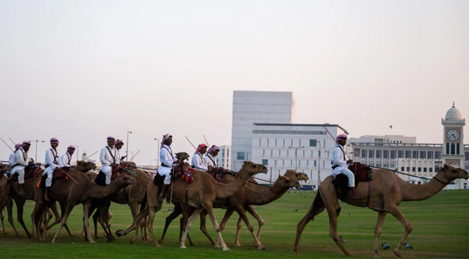 Camellos y camisetas; Catar espera los beneficios turísticos del Mundial-2022