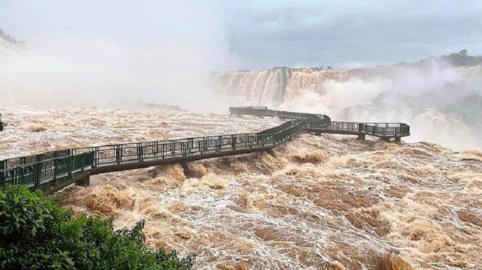 El parque de las Cataratas de Iguazú cierra las pasarelas debido al caudal extremo