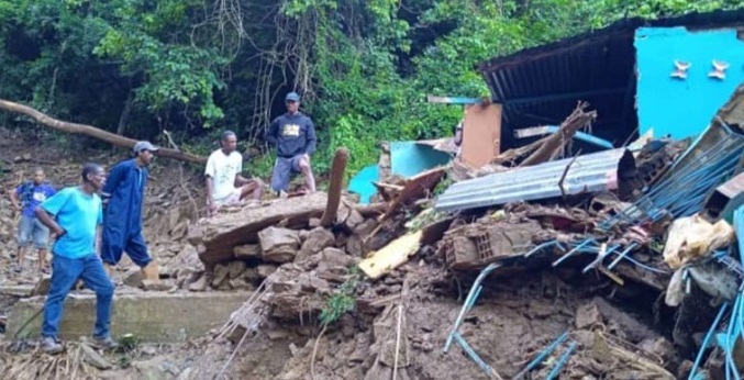 Crecida del río en Chichiriviche de la Costa deja 35 familias afectadas