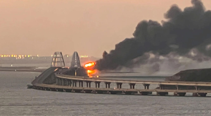 Coche bomba explota en el puente de Crimea (Videos)
