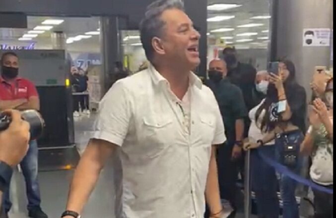 Daniel Sarcos llega a Maracaibo y se conmueve al entonar Aquel Zuliano (Video)