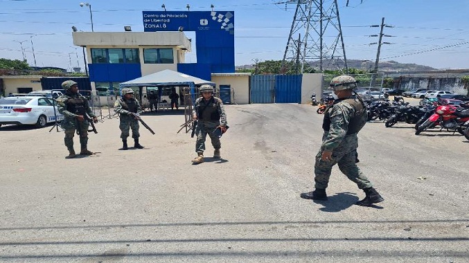 Investigan a policía por paquete con balas en cárcel de Ecuador