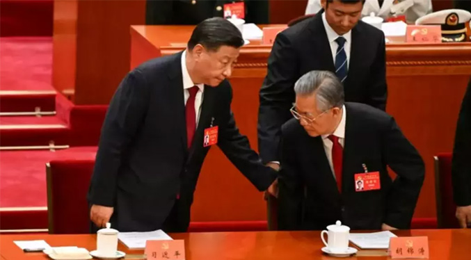 El expresidente chino Hu Jintao es expulsado del Congreso del Partido Comunista (Video)