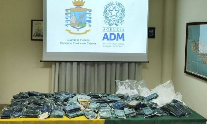 Italia incauta 110 kilos de cocaína pura en un contenedor de fruta de Ecuador