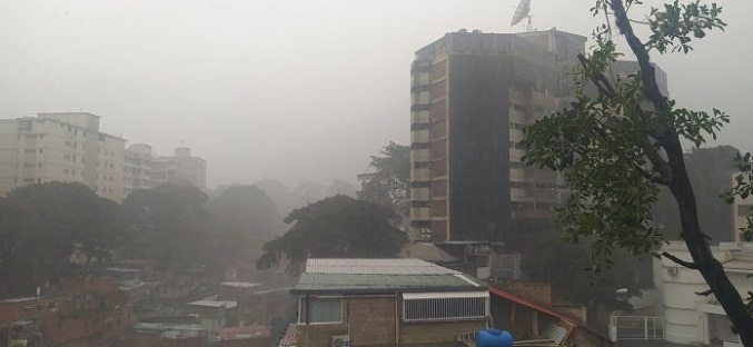 Lluvias con fuertes ráfagas de viento generan caos en el centro de Caracas (Videos)