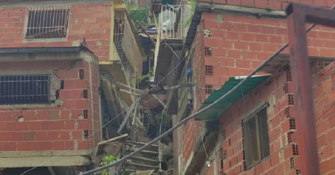 Al menos 42 viviendas afectadas tras derrumbe en el 23 de Enero