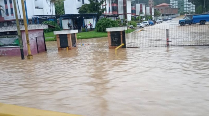 Fuertes lluvias causan inundaciones en los Altos Mirandinos