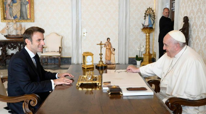 Macron pide al Papa que hable con Putin y Biden en favor del proceso de paz