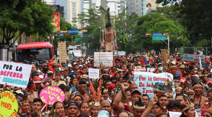 Al menos 200 venezolanos indígenas marchan este 12-O