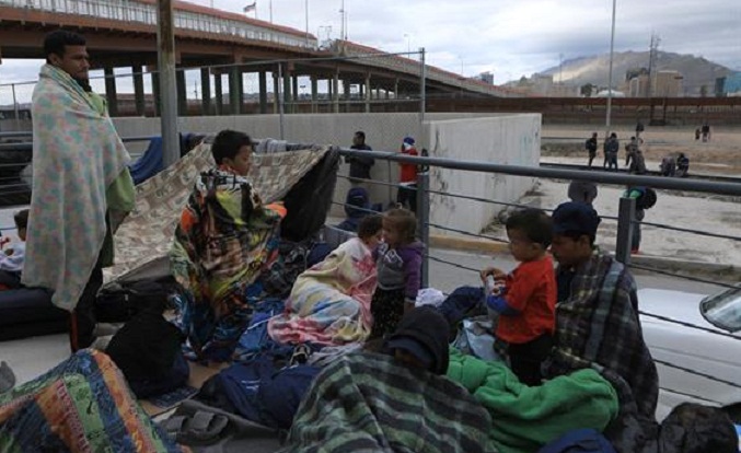 Migrantes se aglomeran en aeropuerto de Panamá para retornar a Venezuela