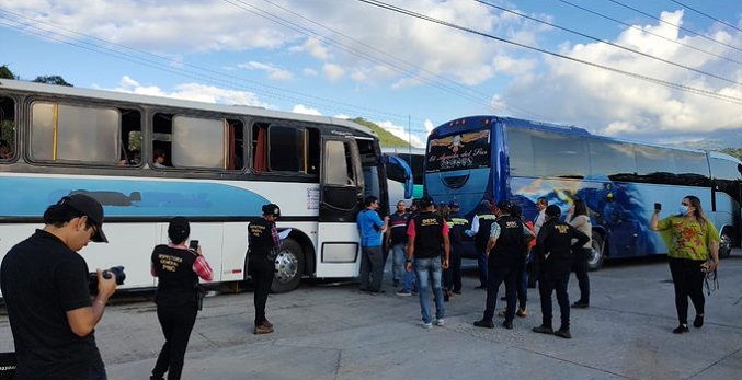 Guatemala expulsa migrantes de frontera con Honduras