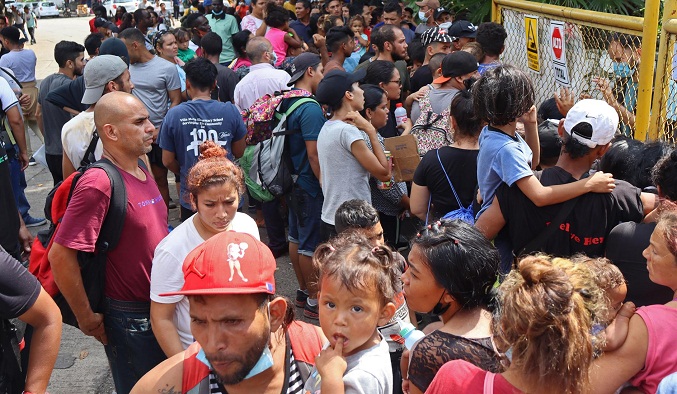 Venezolanos piden asilo en frontera sur de México para evitar deportación