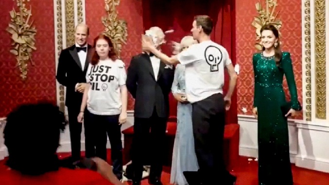 Activistas lanzan pasteles contra la figura de cera del rey Carlos III