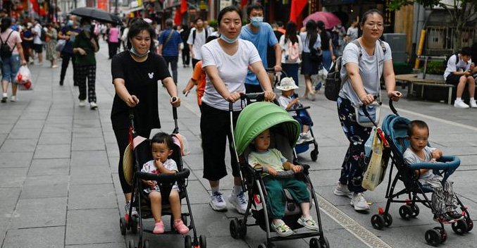 China aplicará medidas para aumentar la tasa de natalidad, según medios