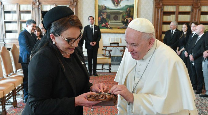 El Papa recibe a la presidenta de Honduras, Xiomara Castro, en el Vaticano