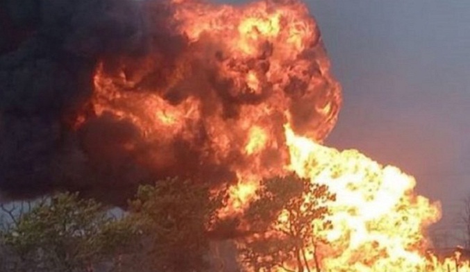 Explosión de ducto de Pemex deja un muerto y daños en Tabasco