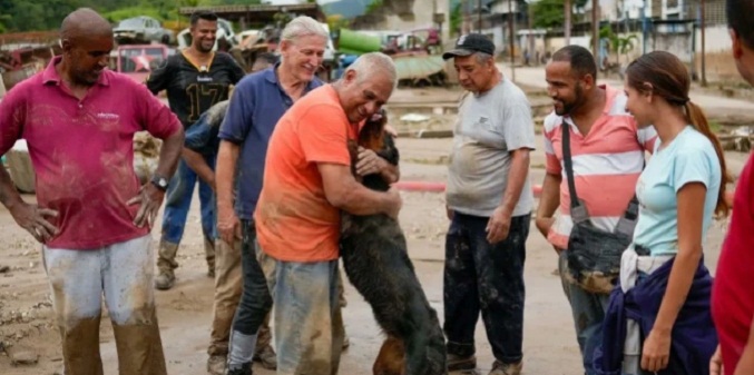El emocionante reencuentro de un perro con su humano tras deslave en Las Tejerías