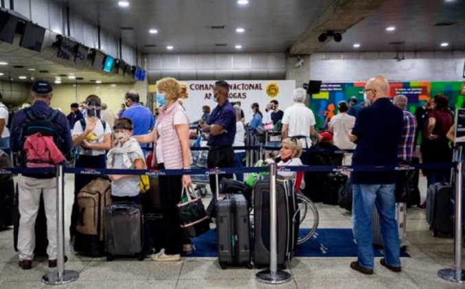 Asisten a 70 venezolanos que esperaban en Ecuador vuelo de repatriación