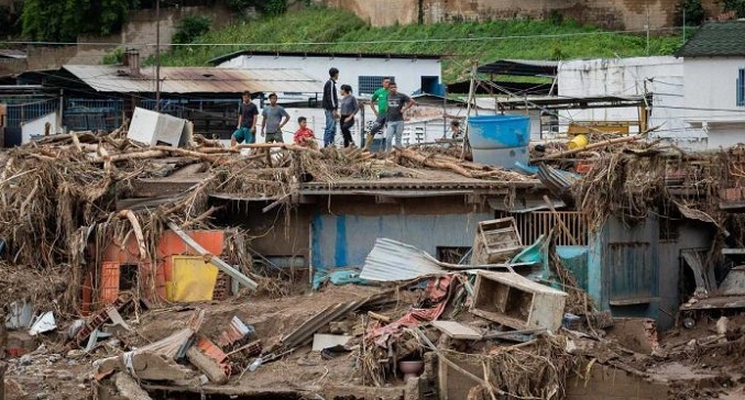 Más de 700 viviendas destruidas por el desbordamiento de una quebrada en Las Tejerías