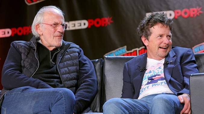 Conmueve el reencuentro de Michael J. Fox y Christopher Lloyd de Volver al futuro en la Comic Con