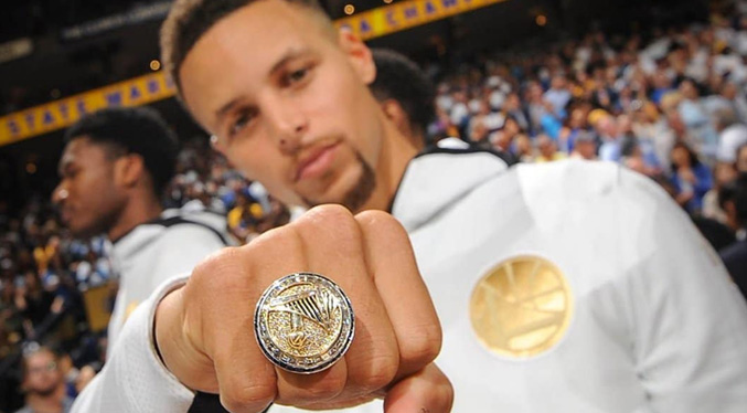Los Warriors reciben su anillo de campeones de la NBA
