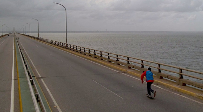 Javier Núñez es el primer zuliano en cruzar el Puente Sobre el Lago en patineta