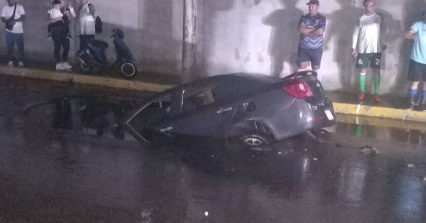 Cae vehículo en ‘megahueco’ de la avenida Guajira de Maracaibo
