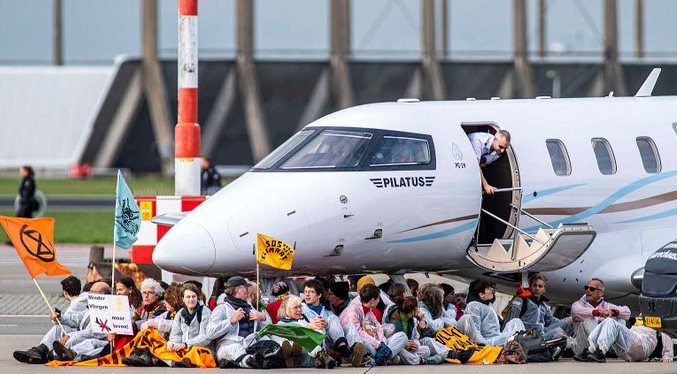Policía arresta a cientos de ecologistas por irrumpir en pista de aeropuerto de Ámsterdam