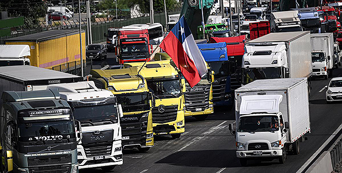 Camioneros deponen el paro tras acuerdo con Gobierno y empresarios en Chile