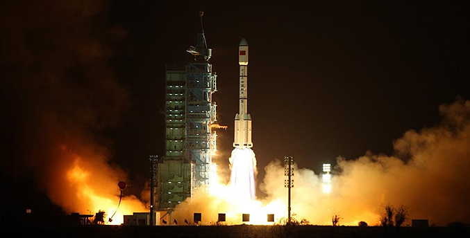 China lanza carguero espacial para abastecer su estación espacial