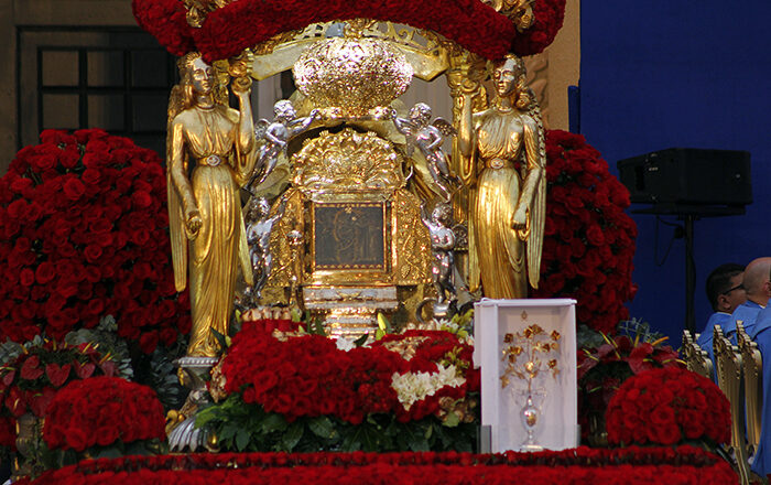 La Virgen de Chiquinquirá recibe en su Solemnidad la Rosa de Oro enviada por el Papa