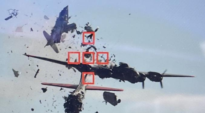 Dos aviones de guerra antiguos chocan en el aire durante un espectáculo aéreo en Dallas (Video)