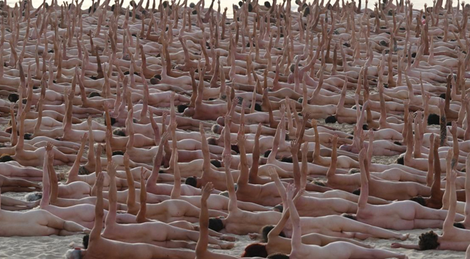 Cerca de dos mil 500 personas posan desnudas en una playa de Australia contra cáncer de piel