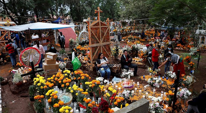 La vida vuelve a los cementerios mexicanos en el Día de Muertos