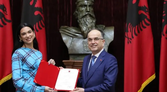 Dua Lipa recibe la ciudadanía albanesa