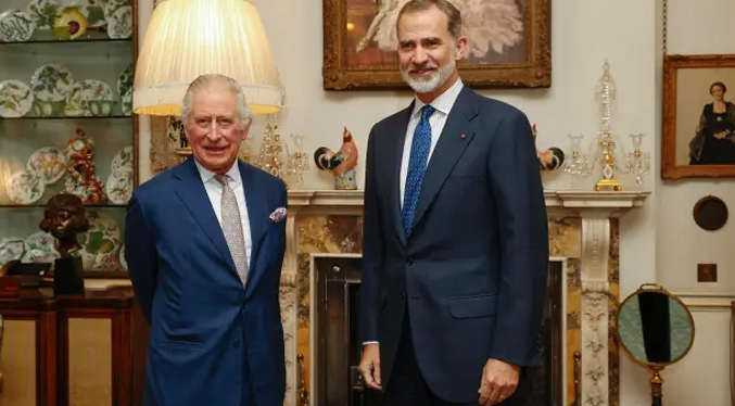 Felipe VI sostiene encuentro privado con Carlos III