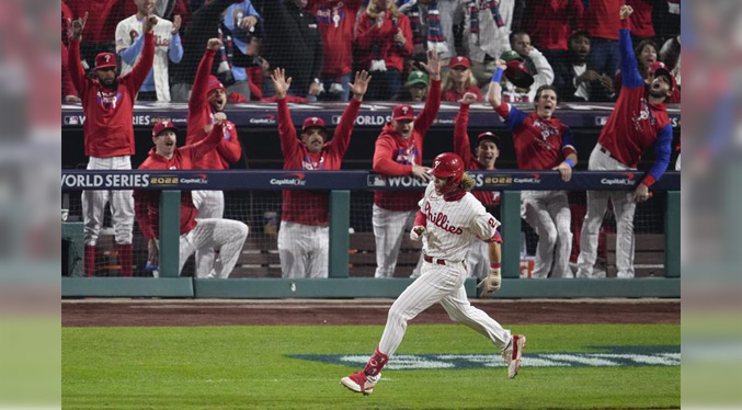 Filis empatan récord de 5 jonrones y aplastan 7-0 a Astros