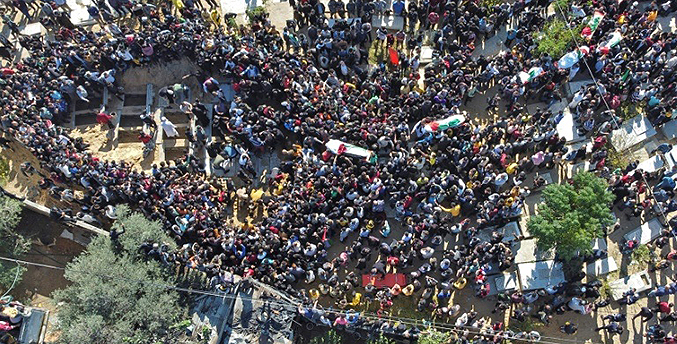 Miles de palestinos participan en el funeral de las 21 víctimas del incendio en Gaza