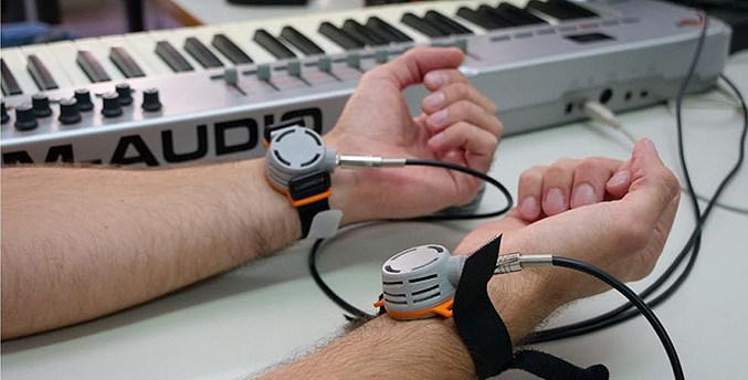 “Hackean” el sistema nervioso para que personas sordas escuchen música a través del tacto