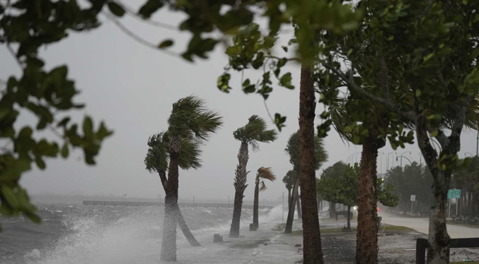 El huracán Nicole se debilita a tormenta tropical al llegar a Florida