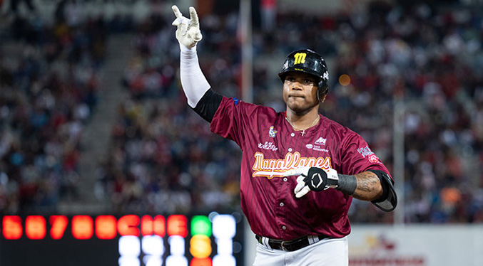 Maikel Serrano estalla con el madero en la LVBP